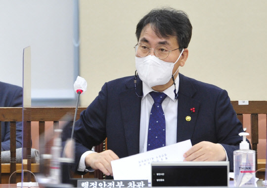 이재영 행정안전부 차관이 7일 오전 서울 여의도 국회에서 열린 행정안전위원회 범안심사 제1소위원회에 참석하고 있다. 연합뉴스